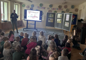 Dzieci słuchają z uwagą