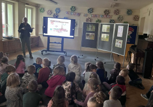 Dzieci patrzą na ekran