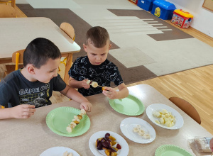 Dnia 30 września 2025r. odbyły się wyjątkowe warsztaty kulinarne. Dzieci samodzielnie przygotowywały pyszne i kolorowe szaszłyki owocowe.