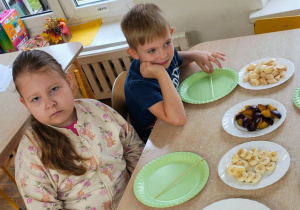 Chłopiec i dziewczynka przy stole