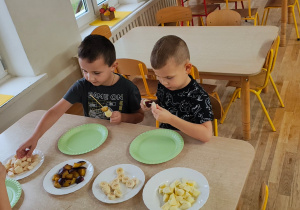 Chłopcy robią szaszłyki