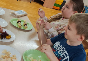 Dzieci robią szaszłyki