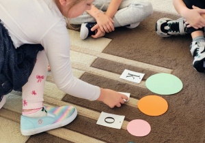 Dzieci układają kropki