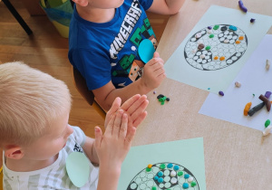 Chłopcy robią pracę plastyczną