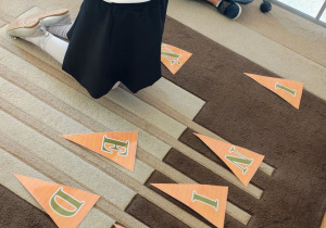 Dziewczynka układa napis