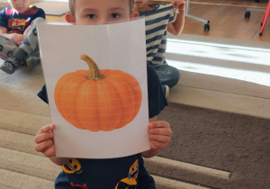 Chłopiec trzyma obrazek