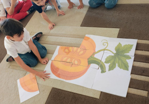 Chłopiec układa dynię