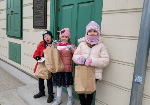 Dzieci trzymają upominki