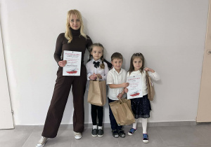 Dzieci z dyplomami