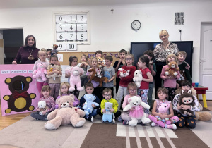 Dzieci ze swoimi pluszakami