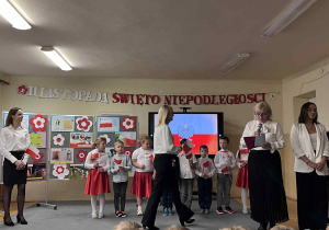 Dzieci stoją z flagami