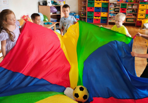 Zabawy z chustą animacyjną