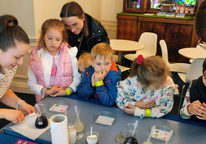 Dzieci robią doświadczeniw