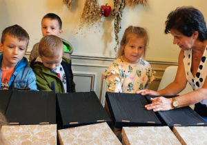 Zabawa sensoryczna z pudełkami