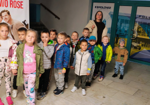 Dzieci wchodzą do kina