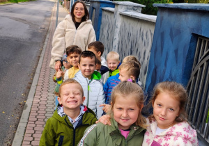 Dzieci w drodze do kina