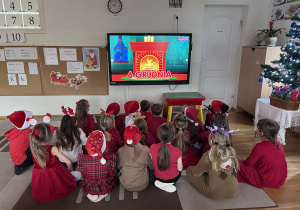 "Delfinki" oglądają film