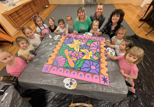 Panie i dzieci z obrazem