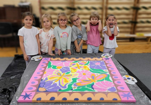 Dzieci pozują z obrazem