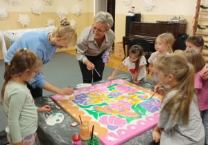 Pani Dyrektor maluje z dziećmi