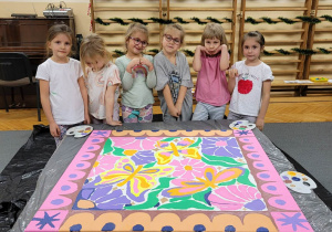 Dzieci pozują z obrazem