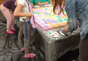 Dzieci malują obraz