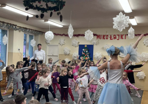 Dziewczynki tańczą