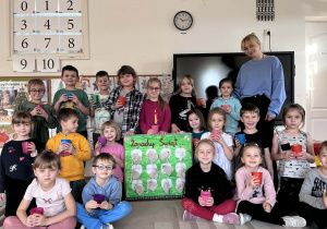 Dzieci piją zimową herbatkę