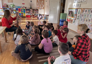 Dzieci słuchają mamy