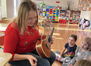Dzieci z ogromnym zainteresowaniem słuchały opowieści o tym niezwykłym instrumencie i z zapartym tchem obserwowały pokaz gry. atmosfera była magiczna. Serdecznie dziękujemy mamie Blanki.