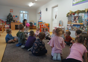 Dzieci siedzą w kole