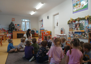 Dzieci słuchają Pani