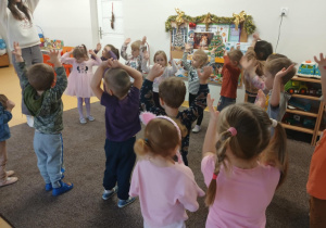 Dzieci podnoszą ręce górę