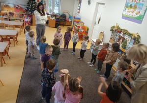 Dzieci pokazują miny