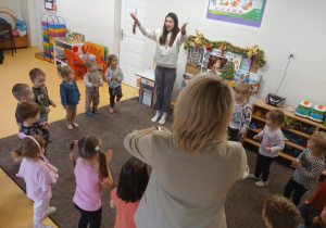 Dzieci stoją w kole