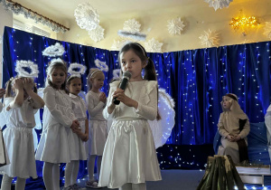 Dziewczynka mówi wierszyk