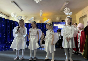 Dziewczynki jako aniołki