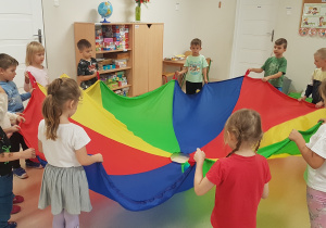 Zabawy z chustą animacyjną