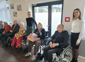 Małe rączki, wielkie serca: Świąteczne życzenia dla podopiecznych DPS-u