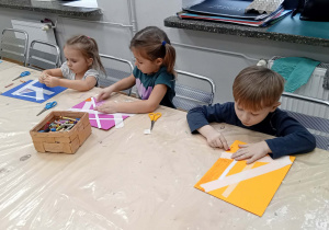 Dzieci pracują przy stolikach