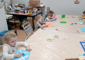 Dzieci pracują przy stolikach