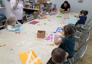 Dzieci pracują przy stolikach