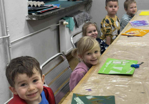 Dzieci pracują przy stolikach