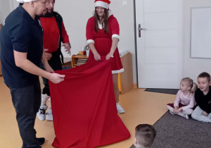 Elfy zaglądają do worka