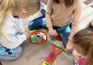 Dzieci wspólnie pracują przy stolikach