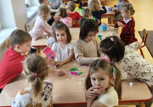 Dzieci pracują przy stolikach