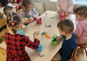 Dzieci pracują przy stolikach