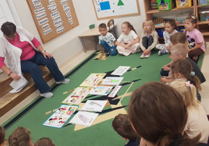 Dzieci siedzą na dywanie