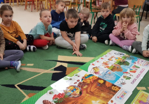 Dzieci przyglądają się planszy