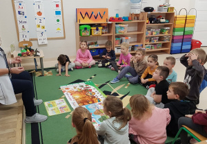 Dzieci siedzą na dywanie